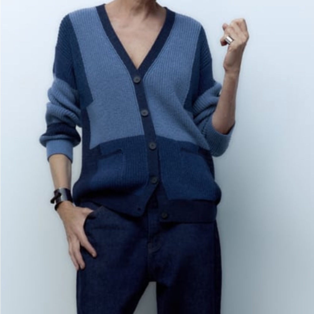 Beautiful sweater, never worn, shades of blue